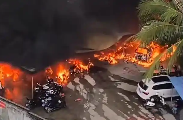海南三亞電動車棚著火.png